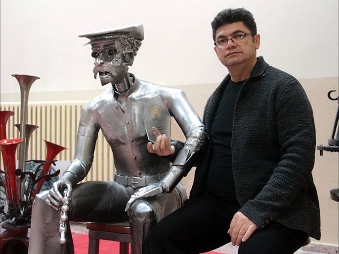 من قطع الخردة للسيارات والنفايات يصنع الأستاذ الجامعي التركي "روتشهان كيجاجي" تماثيلا لشخصيات حقيقية، وتاريخية، وأخرى مستوحاة من الأفلام.