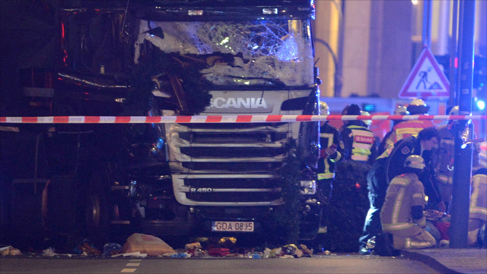 صورة للشاحنة التي اقتحمت السوق في برلين وقتلت وجرحت العشرات (الأوروبية)