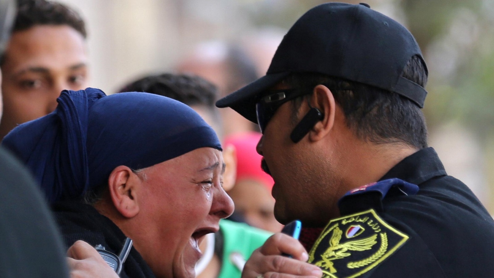 ‪مصرية تبكي قريبا لها كان من بين الضحايا‬  (رويترز)
