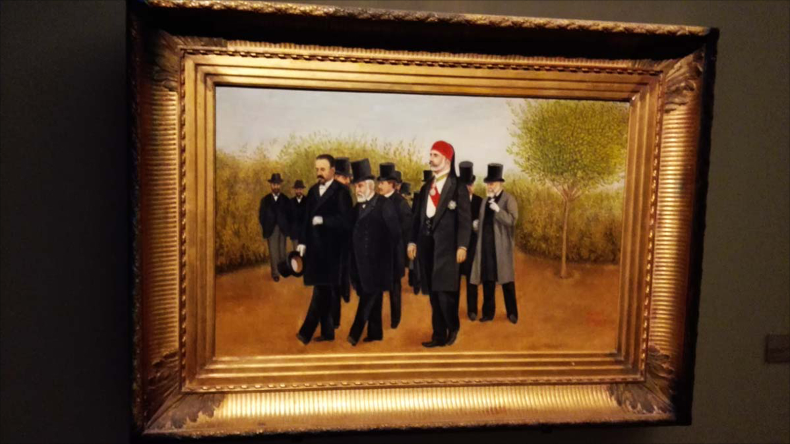 لوحة بمعرض عهد الأمان للصادق باي عند زيارته مسؤولين في باريس عام 1904(الجزيرة)