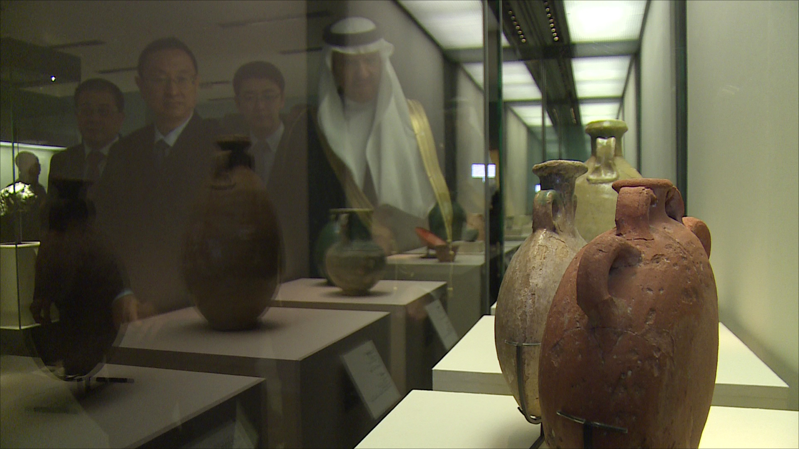 جرات مياه من الطين معروضة في المتحف الوطني الصيني(الجزيرة)