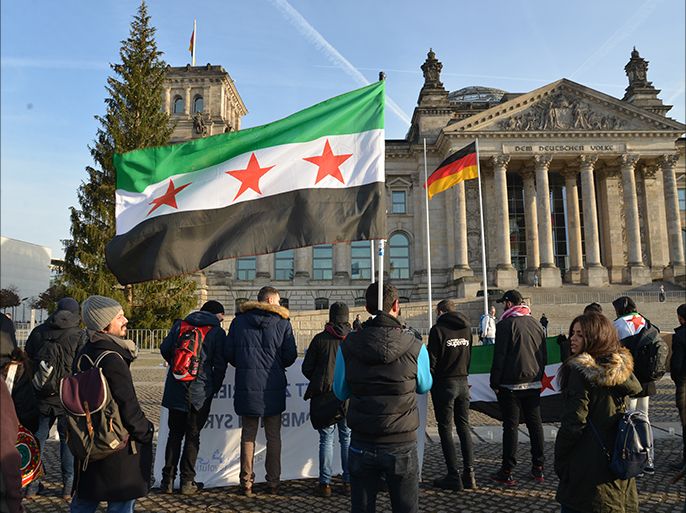 لاجئون سوريون تظاهروا الجمعة أمام البرلمان الألماني لمطالبته بتحرك تجاه قتل وتهجير سكان حلب. الجزيرة نت
