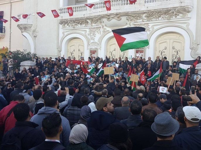 متظاهرون تجمعوا وسط العاصمة التونسية للتنديد باغتيال محمد الزواري الذي أكدت حركة حماس أنه من كوادرها العلمية (الجزيرة)