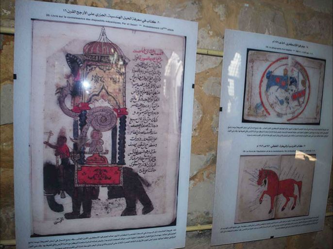 بعض المخطوطات المأخوذة من كتب علمية للجزري (اليسار) والأصطخري (اليمين)/معرض الخط الإسلامي /نادي الطاهر الحداد/العاصمة تونس/ديسمبر/كانون الأول 2016