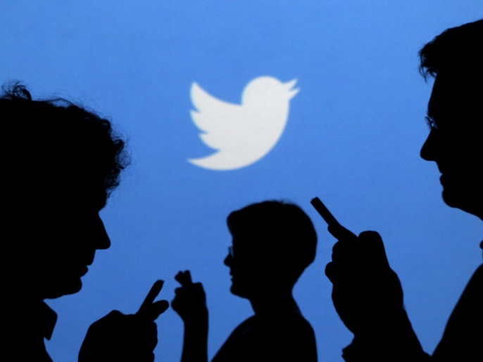 People holding mobile phones are silhouetted against a backdrop projected with the Twitter logo in this file illustration picture taken in Warsaw September 27, 2013. Social media power Twitter Inc plans to announce the departure of some major executives on January 25, 2016, technology news website Re/code reported on Sunday, citing sources. REUTERS/Kacper Pempel/Files