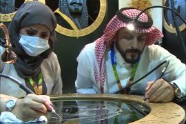 فهد اليحيى وزوجته سعوديان احترفا الرسم على الزجاج