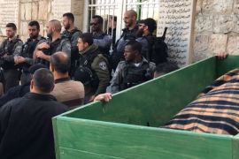 القدس - قوات الاحتلال تنتشر بكثافة وتعيق لأكثر من ساعتين دفن جثمان المسنة المقدسية خديجة أبو دولة