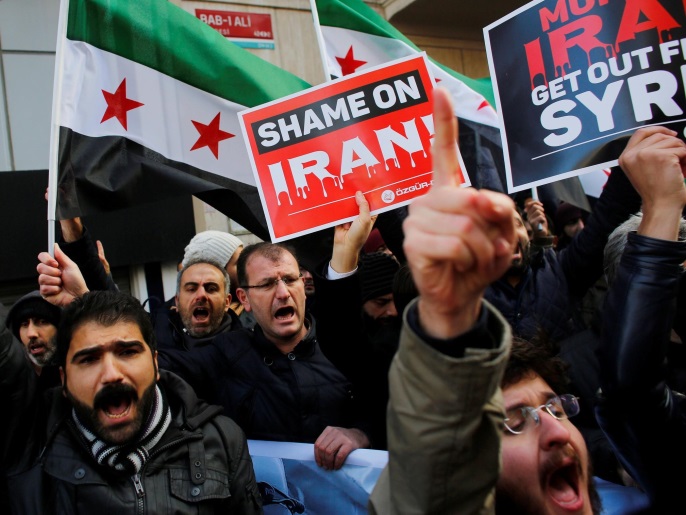 ‪متظاهرون في إسطنبول يرفعون لافتات تندد بتدخل إيران في سوريا‬ (رويترز)