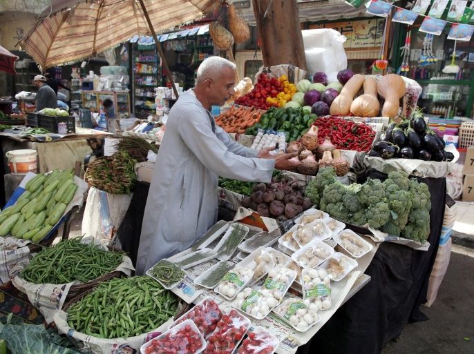 People buy vegetables at a market in Dokki, Giza, Egypt, 12 November 2016. The International Monetary Fund (IMF) approved on 11 November a three-year, 12 billion US dollars loan for Egypt to help the country recover from its deep economic crisis, the fund said in a statement. The IMF board said it will release 2.75 billion US dollars to Egypt immediately, while further disbursements will depend on the country's economic performance and implementation of reforms. The pr