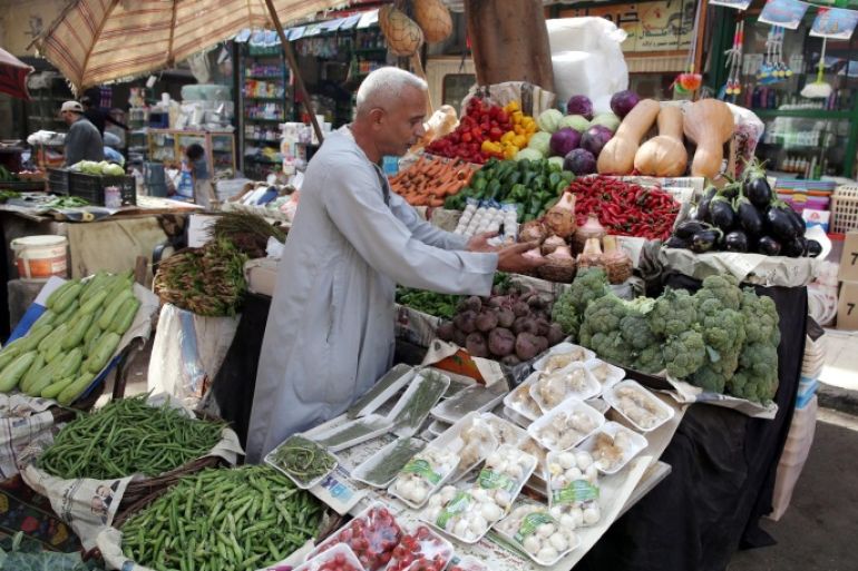 People buy vegetables at a market in Dokki, Giza, Egypt, 12 November 2016. The International Monetary Fund (IMF) approved on 11 November a three-year, 12 billion US dollars loan for Egypt to help the country recover from its deep economic crisis, the fund said in a statement. The IMF board said it will release 2.75 billion US dollars to Egypt immediately, while further disbursements will depend on the country's economic performance and implementation of reforms. The pr