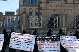 أمهات المعتقلين والمختطفين يتظاهرن بصنعاء لاطلاق أبنائهم ويحذرن من الموت تحت التعذيب