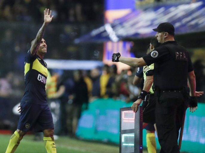 Boca Juniors' Carlos Tevez (L) waves as he leaves the field for a substitution during their soccer match of the Argentinian League against the Colon de Santa Fe at La Bombonera Stadium in Buenos Aires, Argentina, 18 December 2016.
