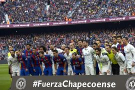 Real Madrid's (R) and FC Barcelona's players pay tribute to the plane crash victims of the Brazilian soccer team Chapecoense prior to the Liga Primera Division 14th round match between FC Barcelona and Real Madrid at Camp Nou stadium in Barcelona, Catalonia, Spain, 03 December 2016.