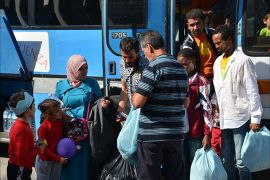 لاجئون سوريون وأريتريون عند وصولوهم لمركز اللجوء بجزيرة لامبيدوزا الإيطالية . الجزيرة نت