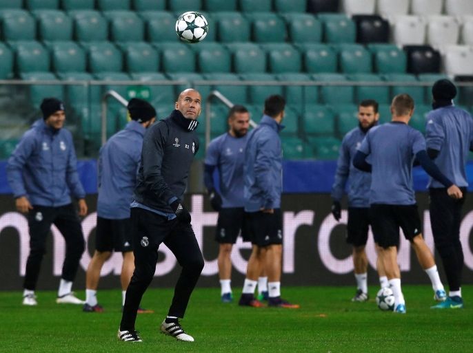 Football Soccer - Real Madrid training - Stadion Wojska Polskiego - Warsaw, Poland - 1/11/16. Real Madrid's coach Zinedine Zidane attends a training session with his players before their match with Legia Warszawa tomorrow. REUTERS/Kacper Pempel