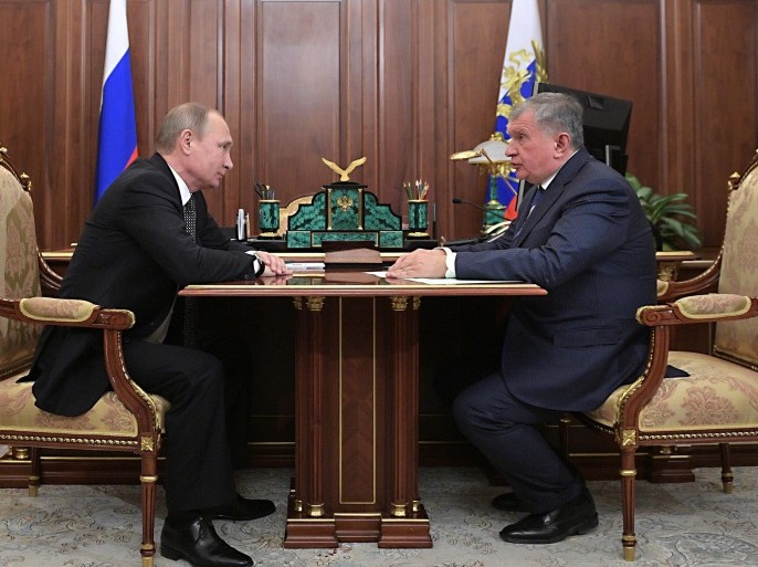 Russia's President Vladimir Putin (L) meets with Rosneft CEO Igor Sechin at the Kremlin in Moscow, Russia December 7, 2016. Sputnik/Alexei Druzhinin/Kremlin via REUTERS ATTENTION EDITORS - THIS IMAGE WAS PROVIDED BY A THIRD PARTY. EDITORIAL USE ONLY.