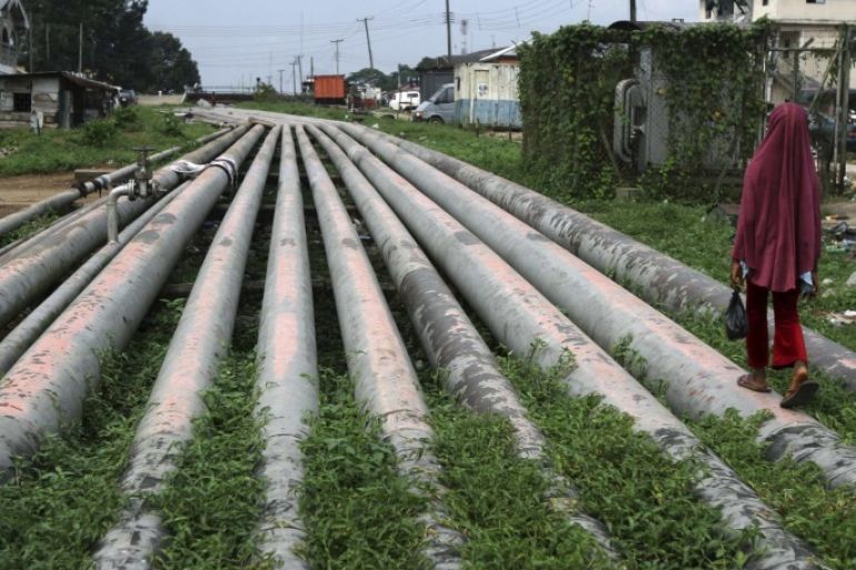 A girl walks on a gas pipeline running through Okrika community near Nigeria's oil hub city of Port Harcourt December 4, 2012. Despite billions of dollars worth of oil flowing out of Nigeria South East, life for the majority of Niger Delta's inhabitants remains unchanged. Most people live in modest iron-roofed shacks, and rely on farming or fishing, their only interaction with the oil industry being when they step over pipelines in the swamps - or when a spill blights their landscape. Picture taken December 4, 2012. REUTERS/Akintunde Akinleye (NIGERIA - Tags: SOCIETY BUSINESS ENVIRONMENT ENERGY) ATTENTION EDITORS: PICTURE 06 OF 29 FOR PACKAGE 'LIFE IN THE NIGER DELTA'SEARCH 'AKINTUNDE DELTA'