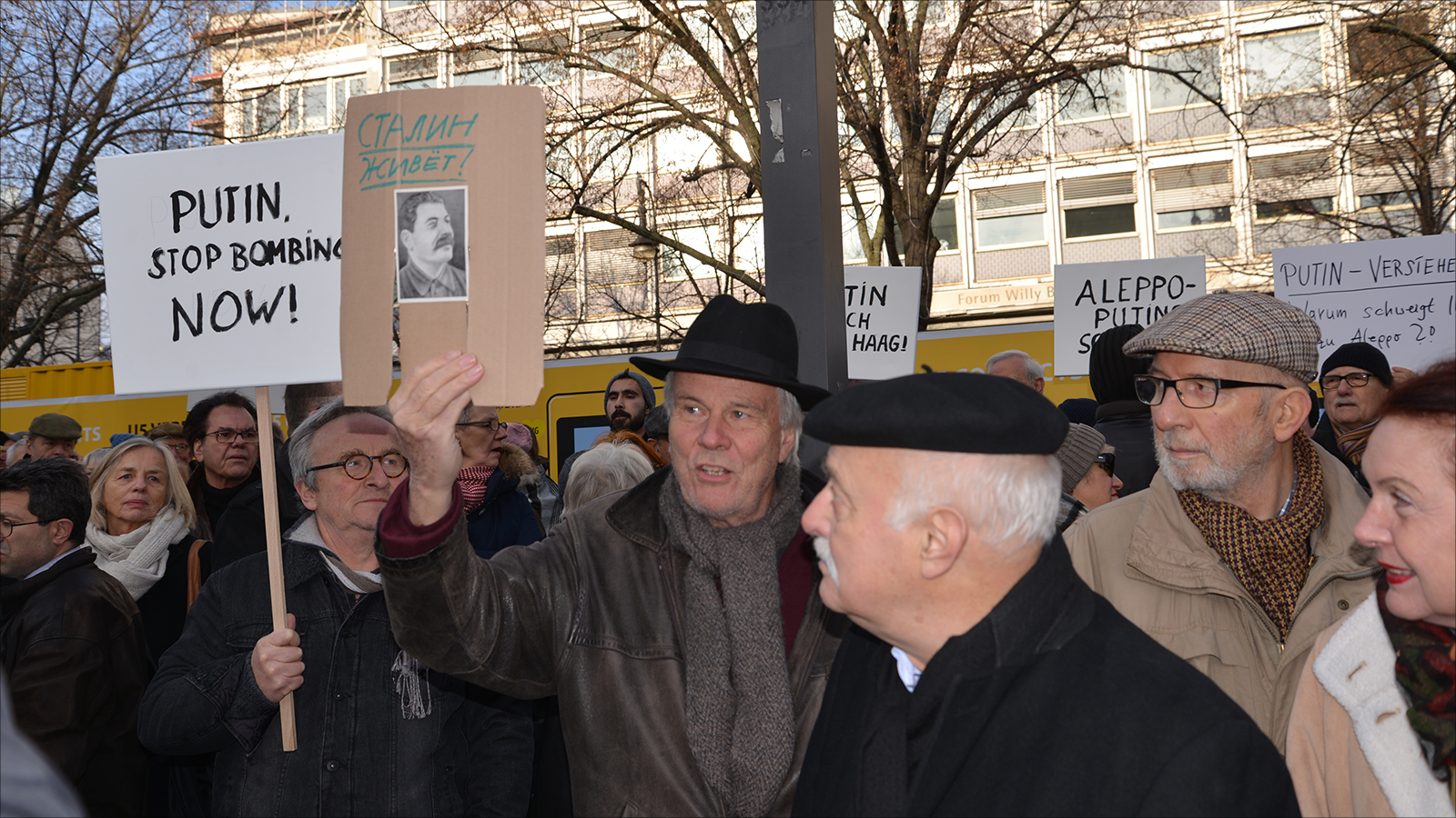 مثقفون ونشطاء ألمان شاركوا في المظاهرة (الجزيرة)