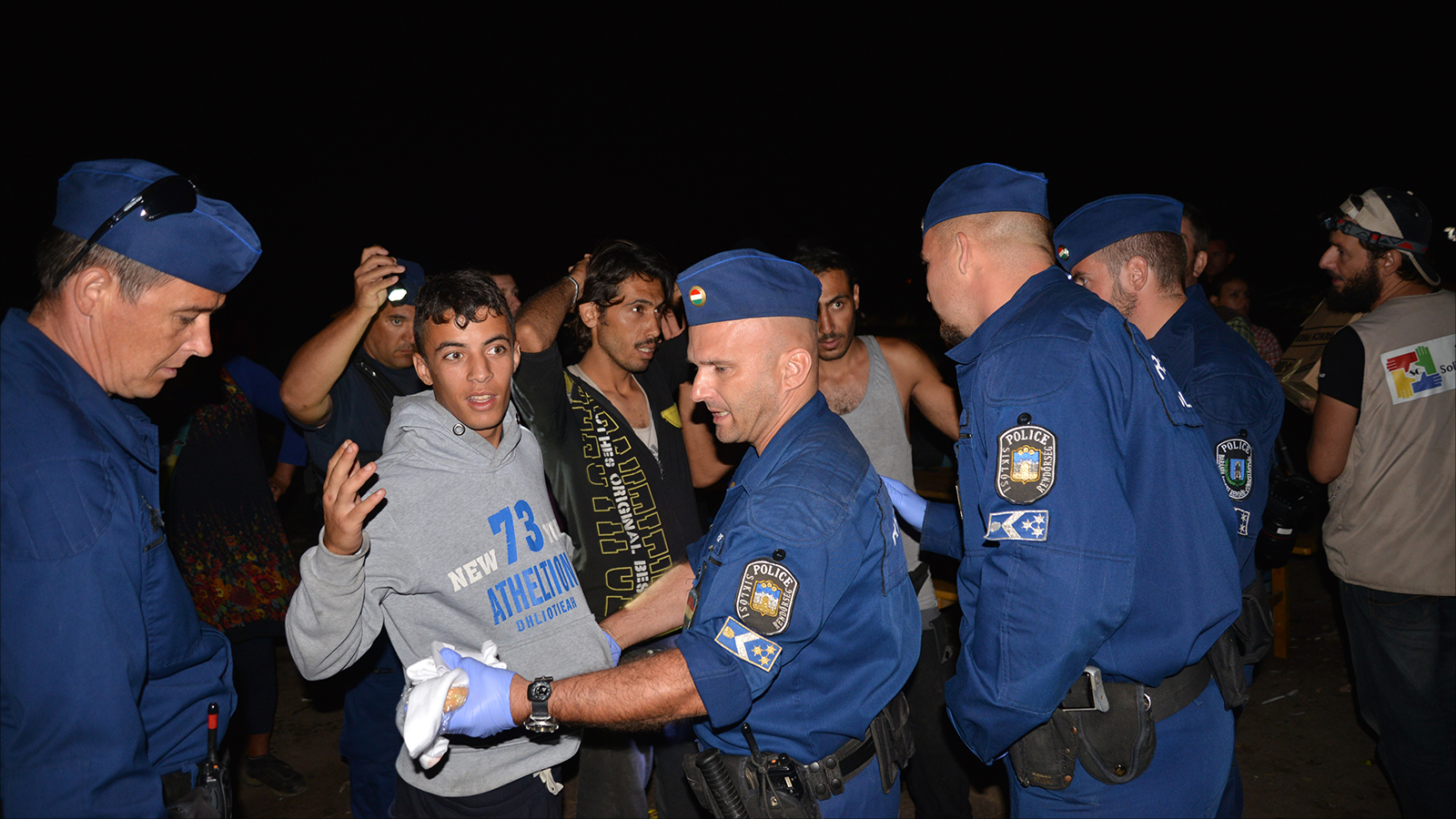 شرطة مجريون خلال تفتيش لاجئين عرب بمدينة روسكي على الحدود مع صربيا
