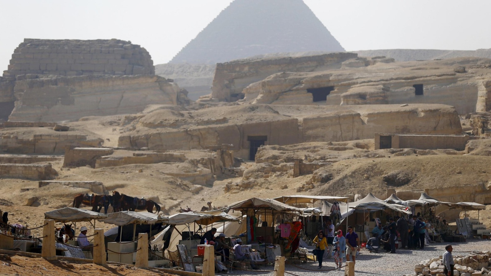 السياحة في مصر شهدت سلسلة من الانتكاسات بالسنوات الأخيرة (رويترز)