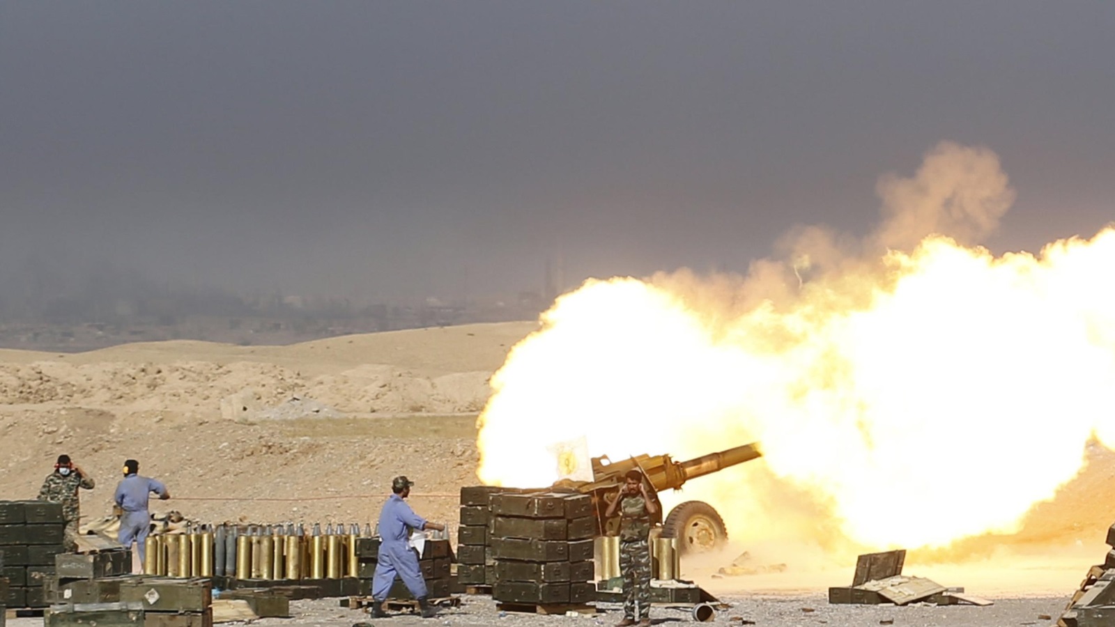 مقاتلون شيعة يطلقون قذائف على تنظيم الدولة في منطقة الفتحة قرب بيجي شمال بغداد أواخر العام الماضي (رويترز)