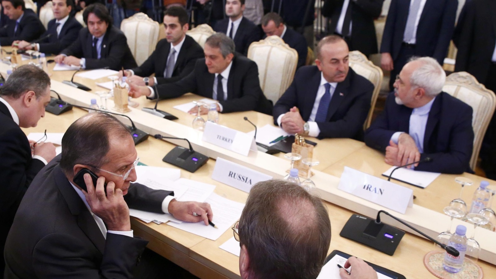 وزراء خارجية روسيا وتركيا وإيران التقوا في موسكو لبحث الأزمة السورية دون أن يخبروا أي أميركي (رويترز)