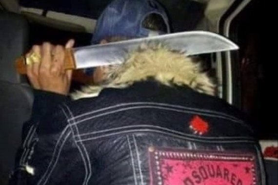 صورة نشرها ناشطون مغاربة لأحد المجرمين وهو يحمل سكينا كبيرا