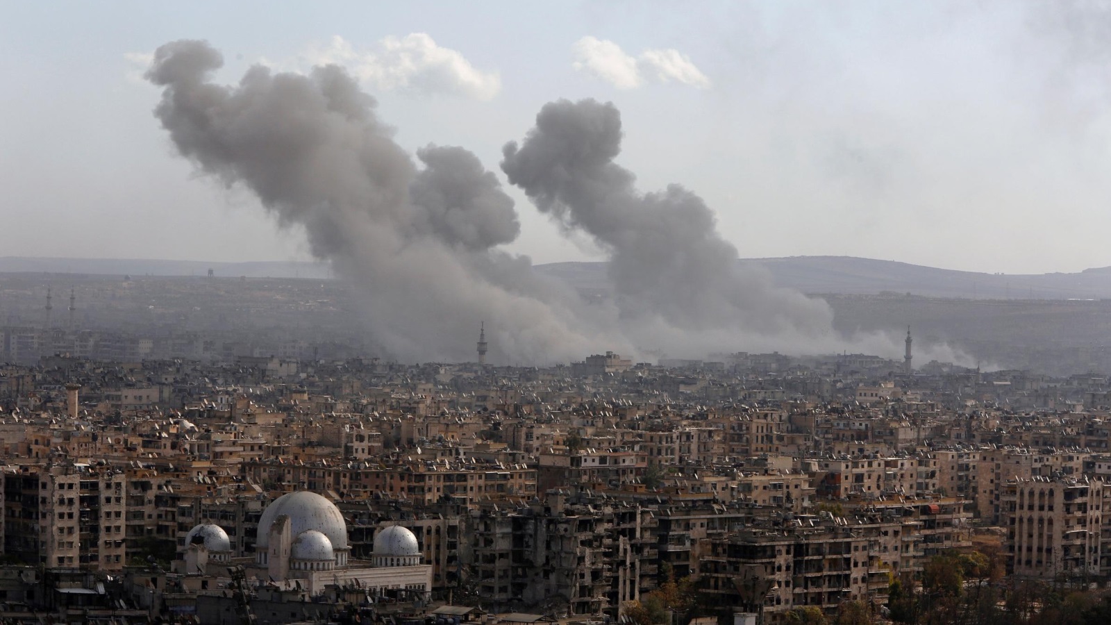 ‪الأحياء المتبقية في يد المعارضة السورية بحلب تتعرض لقصف عنيف‬ (رويترز)