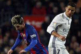 Real Madrid's Portuguese striker Cristiano Ronaldo (R) fights for the ball with FC Barcelona's Argentinian striker Lionel Messi during the Primera Division match between FC Barcelona and Real Madrid at Camp Nou stadium in Barcelona, Catalonia, Spain, 03 December 2016.