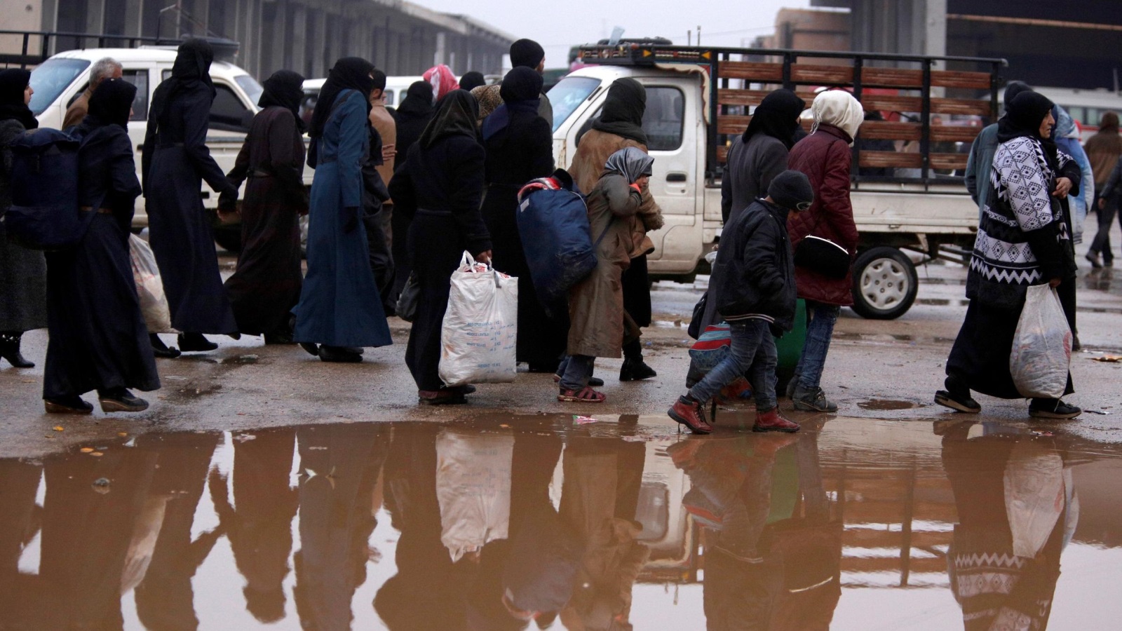 ‪إجلاء سكان بعض الأحياء في حلب الشرقية‬ إجلاء سكان بعض الأحياء في حلب الشرقية (رويترز)