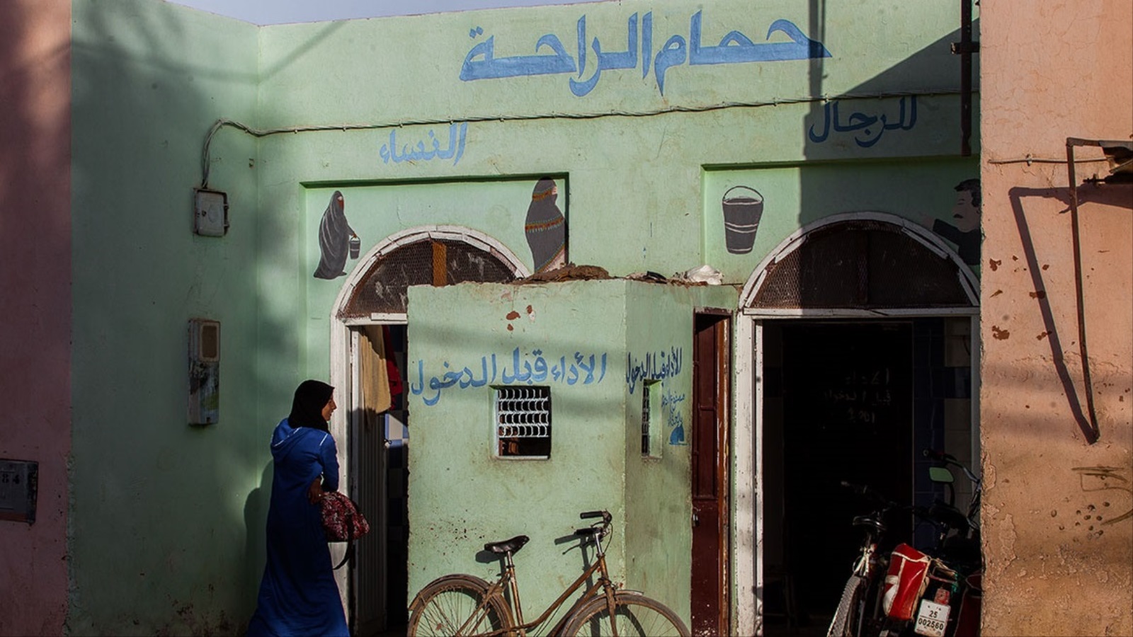 ‪الكثير من المغاربة خصوصا النساء يحرصون على الذهاب للحمامات الشعبية مرة في الأسبوع‬ (الجزيرة)