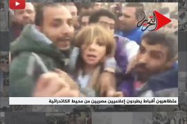 متظاهرون أقباط يطردون إعلاميين مصريين من محيط الكاتدرائية