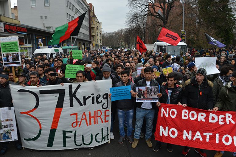 طالبو اللجوء الأفغان تظاهروا أحتجاجا على توجه ألمانيا والاتحاد الأوروبي لترحيل عشرات الألاف منهم لبلدهم التي قالوا إنها غير آمنة. الجزيرة نت