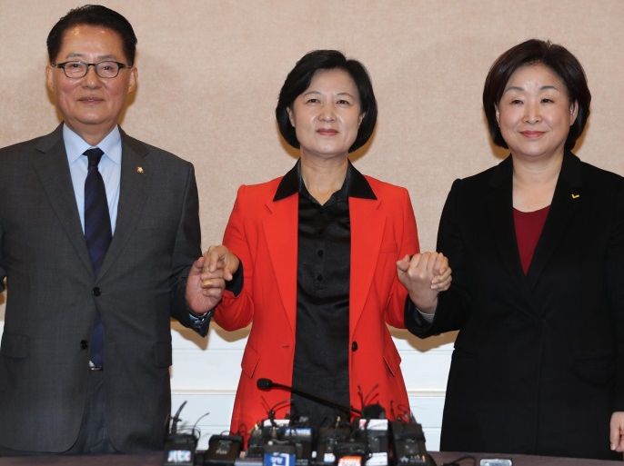 South Korean opposition leaders, Park Jie-won (L), interim leader of the People's Party, Choo Mi-ae (C), chief of the main opposition Democratic Party, and Sim Sang-jung, head of the Justice Party, pose for a photo at the National Assembly in Seoul, South Korea, 30 November 2016, before discussing when to put to a parliamentary vote an impeachment motion against South Korean President Park Geun-hye over an influence-peddling and corruption scandal centering on her conf