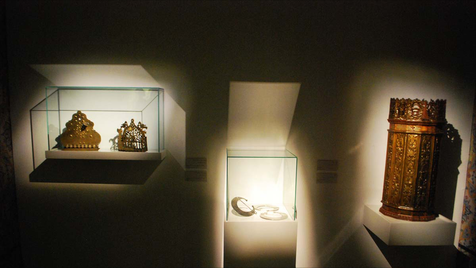 جانب من الإكسسوار المعروض بالمتحف ضمن معرض عهد الأمان بالعاصمة تونس(الجزيرة)