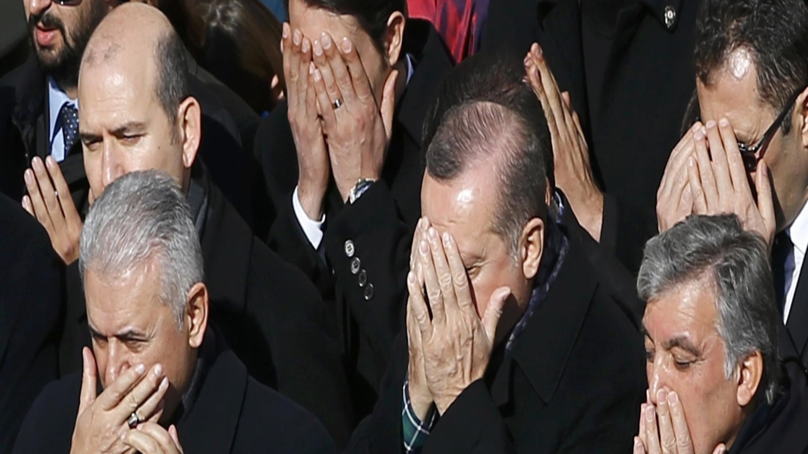 ‪الرئيس التركي والمسؤولون يشاركون في تشييع جثامين الضحايا‬ (رويترز)