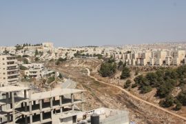 الاستيطان والجدار يحاصران بلدة عناتا شرق القدس