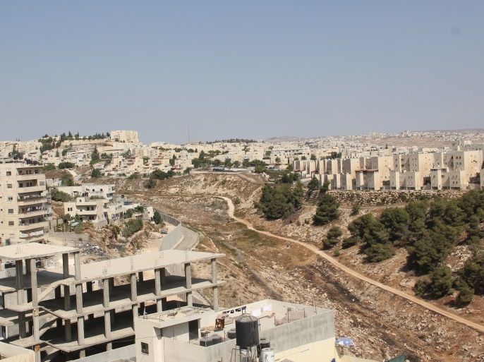 الاستيطان والجدار يحاصران بلدة عناتا شرق القدس