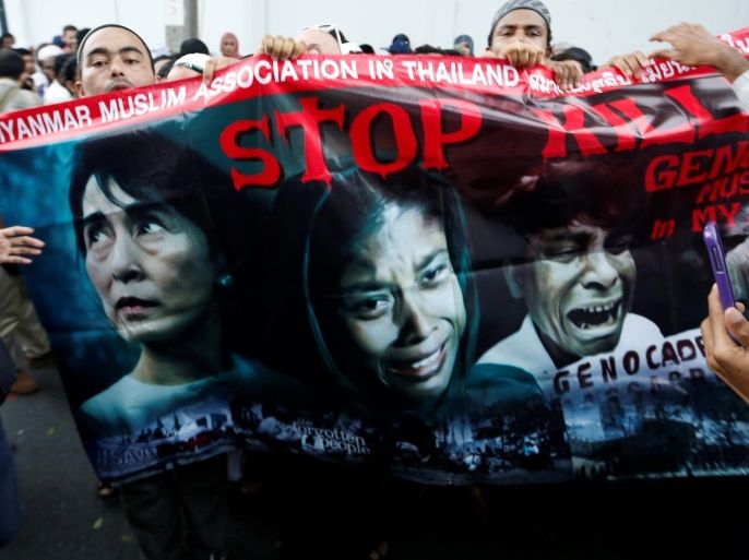 Muslims protest against what they say is Myanmar's crackdown on ethnic Rohingya Muslims, outside the Myanmar embassy in Bangkok, Thailand November 25, 2016. REUTERS/Jorge Silva