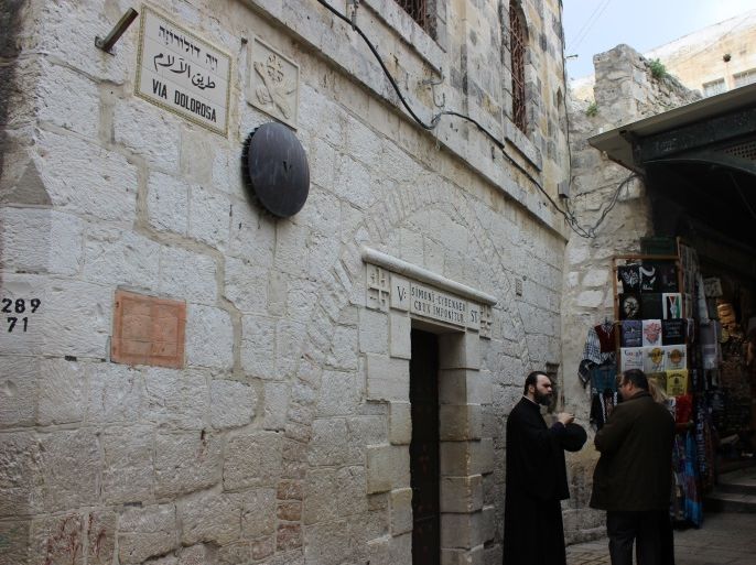 2-رجل دين مسيحي يزود السياح ببعض المعلومات حول طريق الآلام في البلدة القديمة بالقدس كما يظهر بالصورة