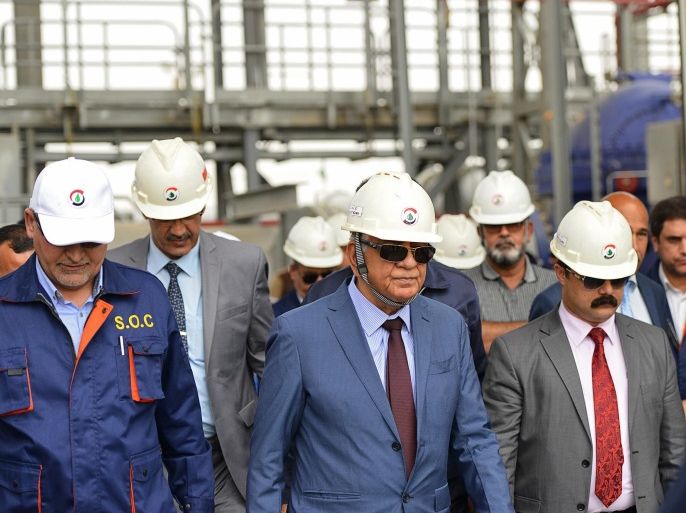Iraqi Oil Minister Jabar Ali al-Luaibi (C) visits the oil field of Zubair, in Basra, Iraq, August 27, 2016. REUTERS/Stringer FOR EDITORIAL USE ONLY. NO RESALES. NO ARCHIVES.