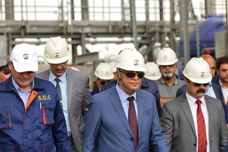 Iraqi Oil Minister Jabar Ali al-Luaibi (C) visits the oil field of Zubair, in Basra, Iraq, August 27, 2016. REUTERS/Stringer FOR EDITORIAL USE ONLY. NO RESALES. NO ARCHIVES.