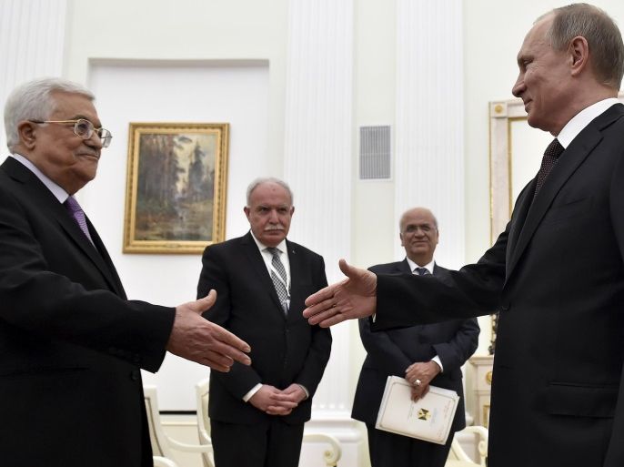 Russian President Vladimir Putin (R) shakes hands with Palestinian President Mahmoud Abbas during their meeting at the Kremlin in Moscow, Russia, April 18, 2016. REUTERS/Alexander Nemenov/Pool