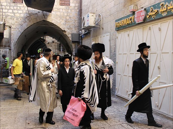 -مستوطنون يتجولون بالبلدة القديمة بالقدس في عيد العرش اليهودي