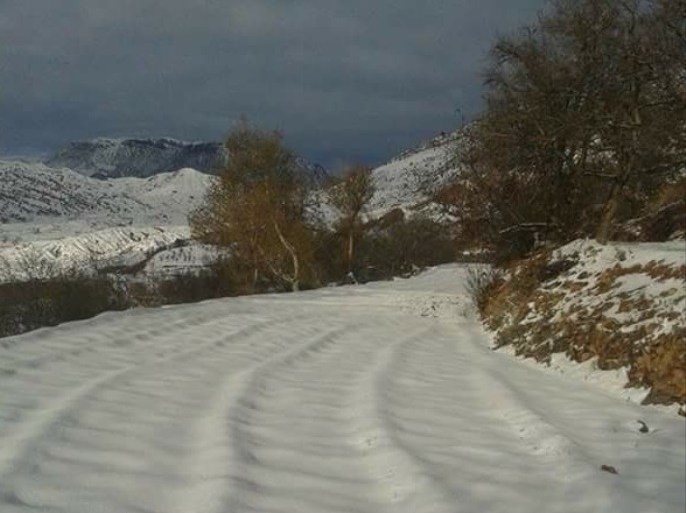 طريق غطتها الثلوج في منطقة أزيلال بجبال الأطلس في المغرب
