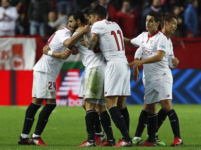 Sevilla's players celebrated after scoring during their Spanish Primera Division league against Valencia match played at Sanchez Pizjuan Stadium, in Seville, southern Spain, 26 November 2016.