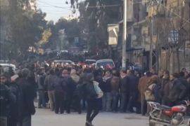 آلاف المدنيين من الأحياء المحاصرة في حلب يتجمعون في انتظار خروجهم باتجاه ريف حلب