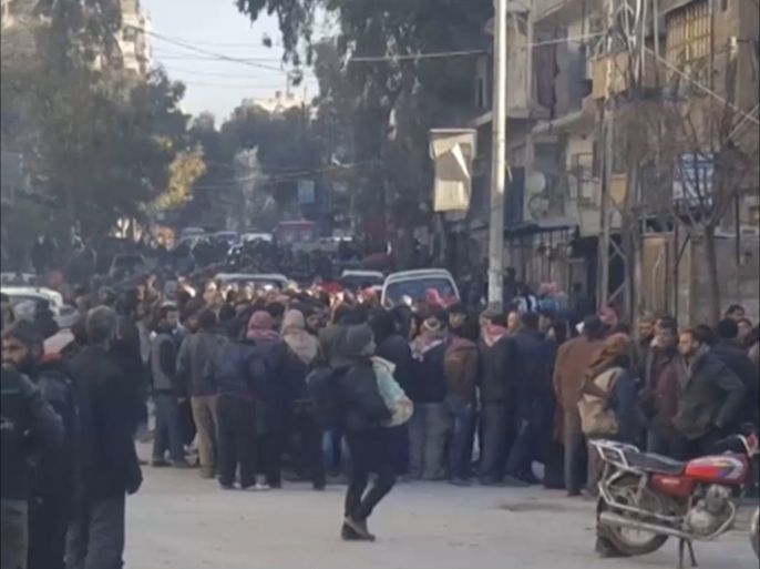 آلاف المدنيين من الأحياء المحاصرة في حلب يتجمعون في انتظار خروجهم باتجاه ريف حلب