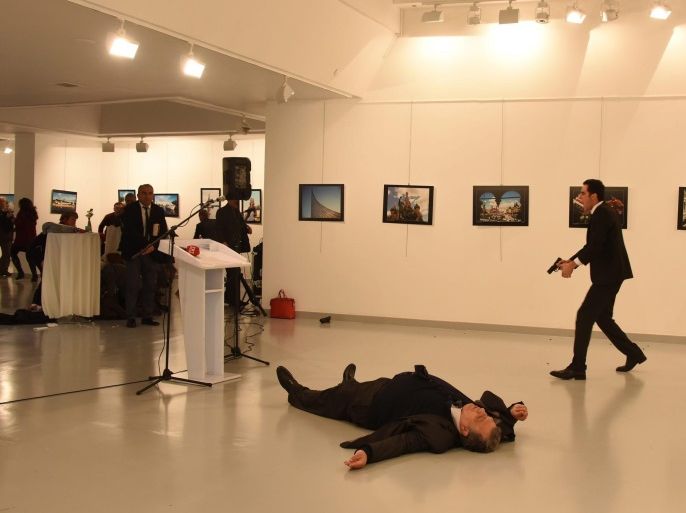 Gunman (R) clutching a pistol stands near slain Russia's ambassador to Turkey, Andrey Karlov's body (down), after he shot him during an art exhibition in Ankara, Turkey, 19 December 2016. Russia's ambassador to Turkey, Andrey Karlov, has been shot at an art exhibition in the Turkish capital of Ankara. Karlov has died of his wounds after the attack, Russia's Ministry of Foreign Affairs confirmed. EPA/SOZCU NEWSPAPER VIA DEPO PHOTOS TURKEY OUT
