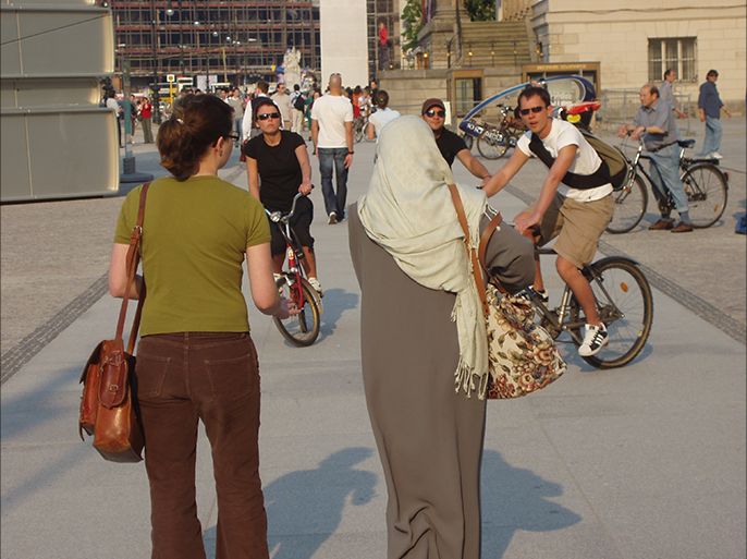 عمل المسلمات بالحجاب في الدوائر الرسمية يثير جدلا متواصلا بألمانيا منذ عام 1998. الجزيرة نت